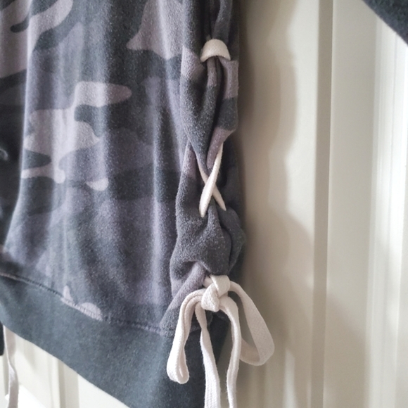 SO Perfect Crew Gray Camo Sweatshirt Size S - Picture 3 of 6